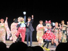 ディズニーシーで「二十歳の集い」　ミッキーやミニーら客席に！交流４年ぶり復活　浦安市成人式、出席率過去最高