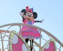主役はミニー！　ディズニーランドがピンクや水玉に　パレード中、観客と触れ合いも　イベント「ミニーのファンダーランド」１０日開幕