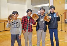 「野球しようぜ」大谷グローブに児童感激　市立船橋小で寄贈式　早速キャッチボールも