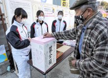 輪島の中学生の力に　勝浦中生が朝市で募金活動　学用品やメッセージ送る