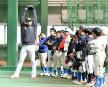 千葉ロッテ・菊地選手ら３人が指導　プロの技、球児間近に　ホーム千葉市で野球教室
