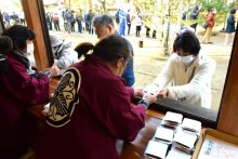 風邪ひかず福招く　縁起物「とがらしごぼう」　４年ぶり参拝者配布　旭・西宮神社