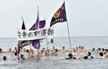 真冬の海に１５５人挑戦　館山で５年ぶり寒中水泳　高校生から７０歳まで参加