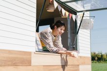 姉崎だいこんでピタパンサンド　キッチンカーＭｏｉＭｏｉ運営　福原優衣さん（２６）【ひと模様】