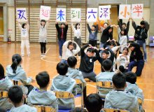 睦沢に台湾児童が教育旅行　国際交流の花咲かす　睦沢小６年生、ダンスや和太鼓で歓迎　コロナ禍後初の受け入れ