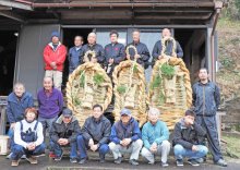 大わらじ作り厄よけ　「大男いるぞ」と誇示由来　富津・関尻地区で「綱つり」