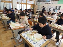 【子ども新聞　週刊ちばにち家】　給食に「縄文グルメ」　貝だしスープ、ＳＤＧｓ学ぶ　君津　（２０２４年２月１５日号）