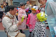 ９割バイトでも高水準　キャストもファンで好循環　【解けない魔法　東京ディズニーリゾート３０周年】（５）幸せ運ぶ接客　（２０１３年４月９日付千葉日報）