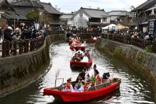 華やか一行、小江戸巡る　ひな人形姿で水上パレード　香取・佐原の小野川
