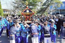 【子ども新聞　週刊ちばにち家】　卒業生がわっしょい！　みこし担ぎ「最高の思い出」　白子中　（２０２４年３月７日号）