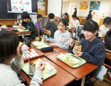 小中生、災害備え味わい学ぶ　木更津　給食で非常用カレー　パック手に「おいしい」　【東日本大震災１３年】