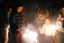 東日本大震災１３年　飯岡の海岸　住民が花火　「震災知る機会に」