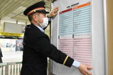 ＪＲ京葉線、新ダイヤで運行始まる　沿線自治体から相次いだ反対　駅では未明に時刻表交換