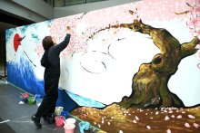再訪願い日本の春描く　巨大イラスト展示　成田空港
