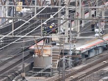 【速報】ＪＲ稲毛駅、ホーム上の男性と特急電車が衝突　総武快速線、東京－千葉間の上下線で一時運転見合わせ　約９千人に影響