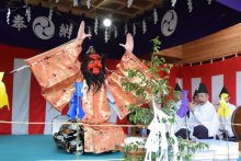【動画あり】伝統の神楽５年ぶり奉納　住民の演者ら披露、餅や菓子まく場面も　匝瑳・松山神社