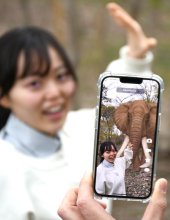 【子ども新聞　週刊ちばにち家】　富里にアフリカ象！？　ＡＲ活用　デジタル動物と撮影を　（２０２４年４月１８日号）