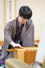 成田で名人戦第２局始まる　市民ら１０人初手見守り　藤井八冠、初防衛懸け豊島九段と対局