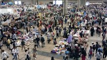幕張メッセ　国内最大級フリマ開幕　掘り出し物求め盛況　千葉県グルメフェスも　ＧＷ後半４連休スタート