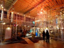 体育館に工業地帯夜景　豊福亮「ＩＣＨＩＨＡＲＡ　ＲＥＢＯＯＴＩＮＧ　ＰＬＡＮＴ」　市原・旧里見小学校　【内房総アートフェス作品紹介】