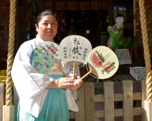 房州うちわで邪気払い　オリジナル絵柄、千葉県内１５神社頒布