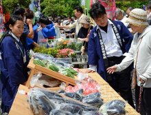 高校生が育てた野菜、格安販売　千葉市のホテルで朝市　開店前から客詰めかけ　農業科ある高校など１７団体