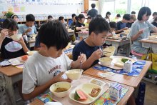 旭で新紙幣発行記念給食　“渋沢メニュー”でゆかりの偉人を学び味わう
