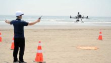 「空からの目」で海水浴客を守れ　千葉県内初ドローンパトロール　山武、海開き式で救助活動を実演