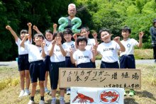 最後のザリガニ釣り満喫　恒例行事２２年で幕　外来生物指定受け　国田さん整備の池に歓声響く　いすみ・東小