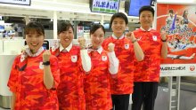 ＪＡＬスタッフ、五輪ユニホーム姿で接客　成田空港　パリ向けエール