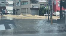 松戸で道路に水あふれる　６４年前敷設の地中管が老朽化か、交通規制や濁り水　【動画あり】