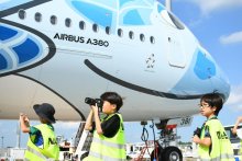 小学生航空機間近に　成田空港　ワンデイ・サマースクール　普段入れない駐機場見学　