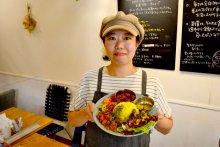 彩り豊かな自慢の一皿　スパイスづくし味わって　ｃｈｉｈｉｉｒｏ　ｓｐｉｃｅ　ｃａｆｅ（チヒイロスパイスカフェ）（千葉市中央区）　【京葉東葛　夏のカレー巡り】（３）