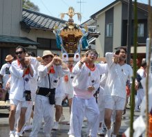猛暑の中、みこし威勢良く　横芝光で「八坂神社祇園祭」始まる