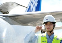 燃費向上へ「サメ肌」フィルム　機体に貼り付け摩擦抵抗減　ＡＮＡ、成田空港で公開