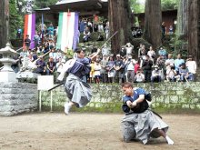 「三島の棒術」勇壮に　真剣や六尺棒、観客魅了　君津・三島神社