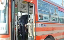 大多喜高生、週明けも代行バス通学　「原因解決し、早く復旧して」　いすみ鉄道脱線　社長、バスに乗り込み直接謝罪