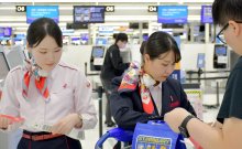 乳がん早期発見へ　ＪＡＬ地上係員、ピンクリボン付け接客　成田空港