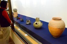 陶芸家２人軌跡たどる　斉藤さん・小原さん、大地を力に創作　町立歴史民俗資料館、１２月１５日まで　睦沢