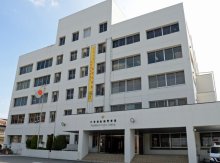 重体０歳児は頭蓋骨骨折、予断許さない状況　生後３週間の娘を床に落とす暴行疑い　船橋署の巡査送検　育児のため休業中、現場には妻や親戚も