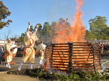 【写真特集】１年の感謝込めお焚き上げ　成田山新勝寺　お札３万体、炎に返す
