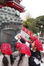 【子ども新聞　週刊ちばにち家】　銚子大仏　きれいに　園児ら新年向け垢落とし　（２０２４年１２月１９日号）
