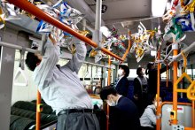 バスをクリスマス仕様に　多古高生が飾り付け　２５日まで運行