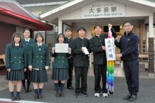 「いすみ鉄道、復旧の力に」　大多喜高生、脱線事故受け千羽鶴　１羽ずつにメッセージ　募金も届ける