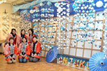 青色鮮やか「つるし雛」　２２日開幕前にプレ開催　御宿・月の沙漠記念館
