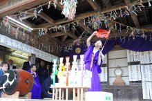 【動画あり】春彩る伝統神楽奉納　熊野神社、餅舞い盛況　旭