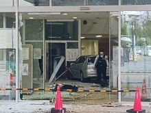 【速報・追記あり】千葉徳洲会病院に車突っ込む　来院者ら６人軽傷　運転の８０代ぐらい男性「踏み間違えた」　院内エレベーターにぶつかり停止　船橋　