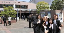 千葉大で入学式　新入生２４００人　期待胸に新生活スタート