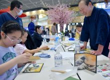 屏風、版画作りに挑戦　成田空港旅客ら日本文化親しむ