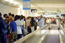 成田、入国審査に長蛇の列　花見や留学で訪日客増　混雑解消へ応援職員　「常に繁忙期」３月下旬以降色濃く